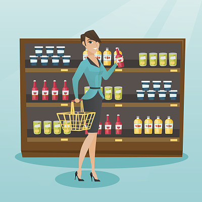 拿着购物篮和一瓶酱汁的女人图片下载