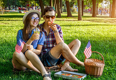 年轻夫妇庆祝美国独立日图片下载