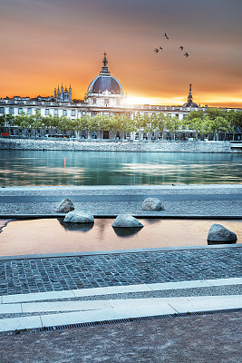 夏日日落前的里昂图片下载