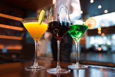 酒吧柜台上三个马提尼酒杯特写图片下载