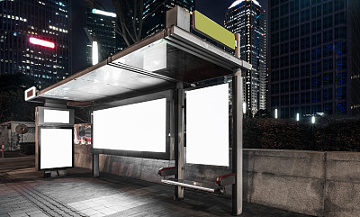 晚上公交车站的空白广告牌图片下载