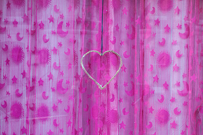 粉色窗帘上的纸心图片下载