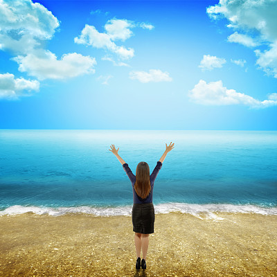 背景女人面对大海图片下载