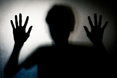 人的影子与磨砂玻璃违反概念图片下载