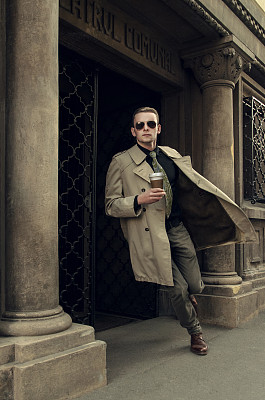 拿着咖啡跑步的时尚男士图片下载