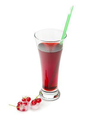 玻璃杯中的浆果汁和冰中孤立的黑醋栗图片下载