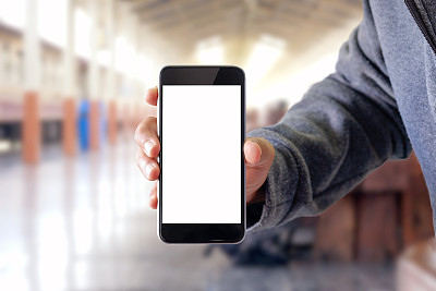 男人在铁路上使用智能手机图片下载