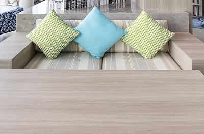 房间里有彩色枕头的沙发图片下载