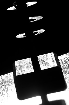 抽象。人物玩具拼图在黑色背景。黑白的对比图片图片下载