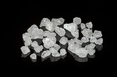 黑色玻璃上的海盐粒图片下载