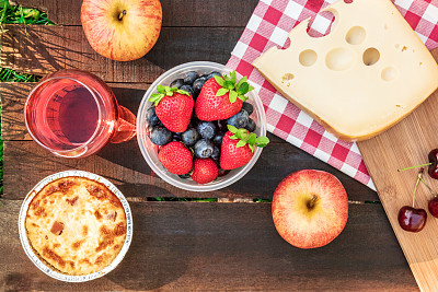 野餐食物和玫瑰酒放在带有copyspace的木板上图片下载