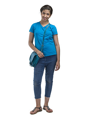 一个拿着背囊的女孩图片下载