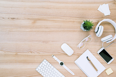 在工作场所平躺各种数码设备、手表和空白笔记本图片下载