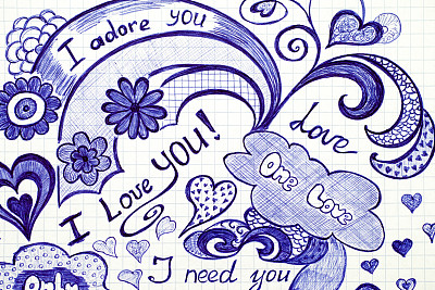 手绘方格纸上的爱心涂鸦图片下载