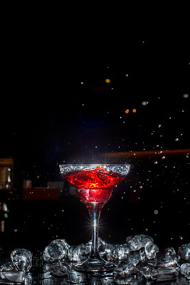 带喷雾的鸡尾酒图片下载