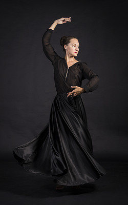 年轻女孩跳着现代编舞。图片下载