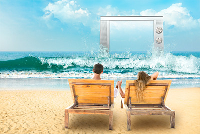 年轻夫妇在海上图片下载