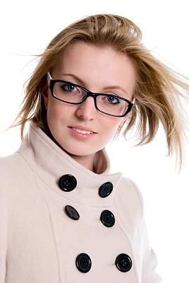 迷人的女孩的肖像穿着外套和飘逸的头发图片下载