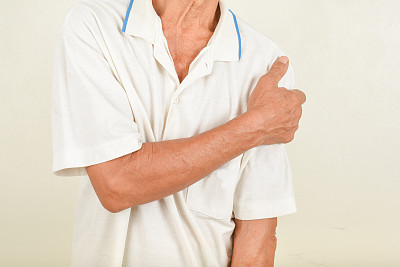 老年人肩膀疼痛图片下载