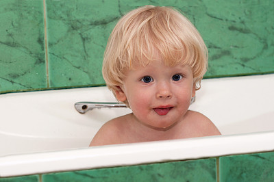 可爱的小男孩洗澡图片下载