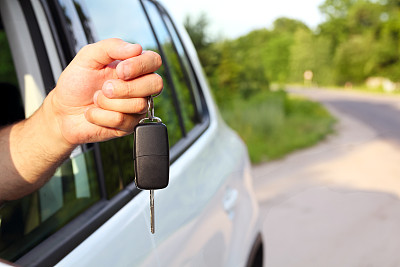 车钥匙在男人的手里伸出窗外图片下载