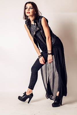 摇滚风格美丽的年轻女子。模型图片下载