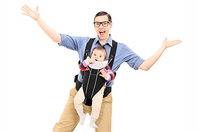 年轻的父亲抱着他的宝贝女儿跳舞图片下载