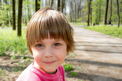 森林里美丽的小女孩图片下载