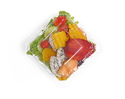 带走健康沙拉的塑料包装在白色的背景，俯视图图片下载