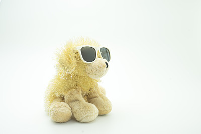 带太阳眼镜的狗娃娃，孤立的，白色背景图片下载