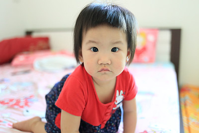 婴儿在床上爬图片下载