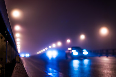 夜晚城市灯火辉煌，汽车开过公路桥图片下载