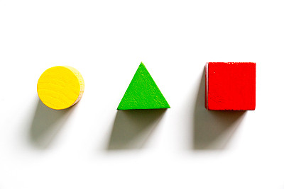 一套彩色木制形状的玩具(正方形，三角形，圆形)在白色的背景图片下载