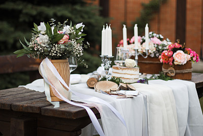 婚礼餐桌设置在乡村风格。图片下载