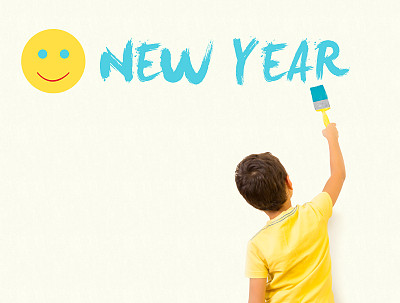 小男孩在墙上画“新年快乐2016”图片下载