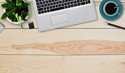 笔记本电脑，咖啡杯，芯片，铅笔和花盆与花放置在木桌上的复制空间为促销文本，广告或听者。图片与现代供应的工作和网页设计图片下载