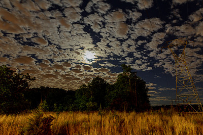 有月亮和星星的多云夜空。这张图片的元素图片下载