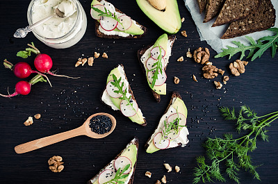黑麦面包三明治配牛油果和山羊奶酪素材图片