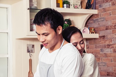 爱情在厨房，男人和女人在厨房拥抱图片下载