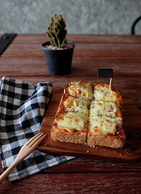 披萨烤面包配番茄酱和火腿芝士选择性聚焦，画面复古风格图片下载