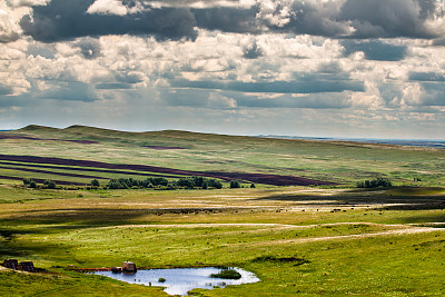 夏日的山，有云的影子图片下载