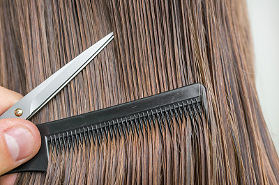 直发湿发用梳子和剪刀——护发理念素材图片