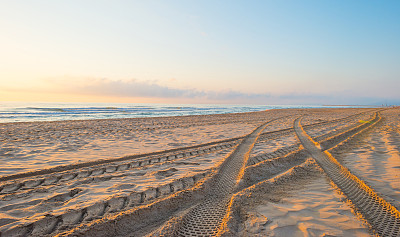 春天，海面和沙滩上的日出图片下载