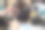 理发师用滚烫的剪子给一个年轻的黑发姑娘理发图片下载