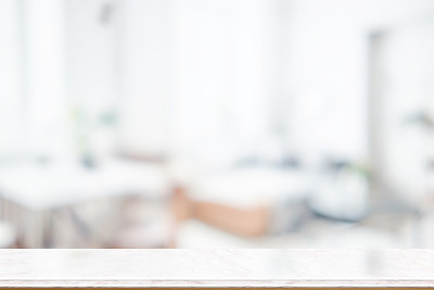 厨房里空的木质桌面桌子。素材图片