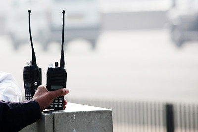 拿着步话机素材图片