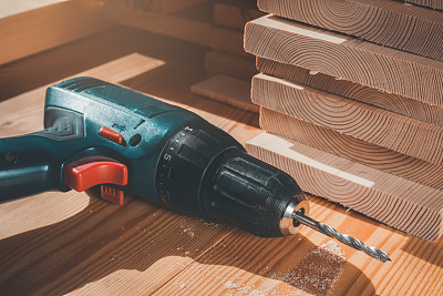 手钻。螺丝刀。工艺。建设。图片下载