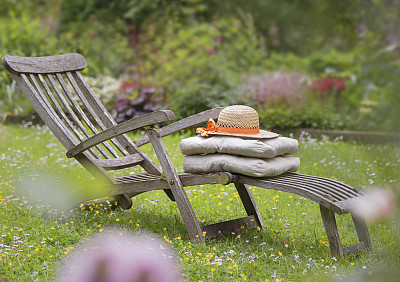 舒适的带靠垫的木制躺椅图片下载