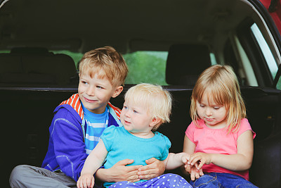 家庭旅行-快乐树孩子在车里图片下载