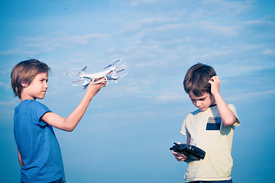 孩子们准备在户外驾驶无人机。图片下载